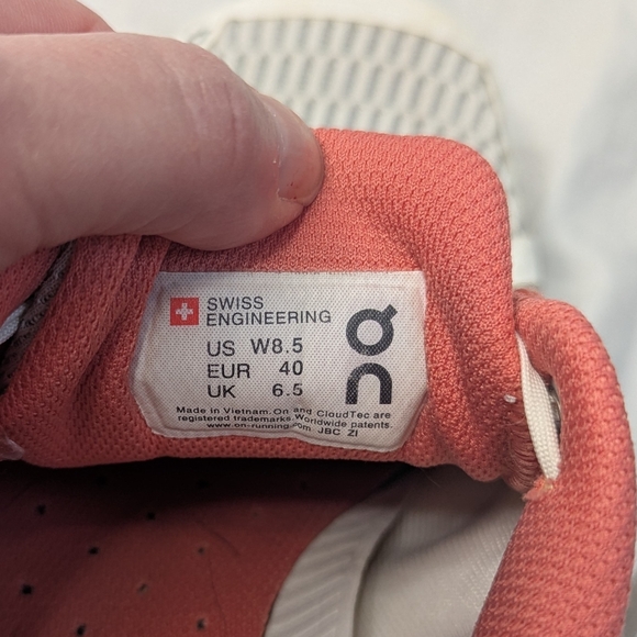 On  Cloudflyer Running Shoes Oncloud White Coral Womens Athletic Size 8.5 - Picture 8 of 9